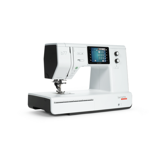 bernette b77 N&auml;hmaschine in Seitenansicht mit grossem Freiarm, farbigem Touchscreen und hellem N&auml;hbereich auf dunklem Hintergrund image number