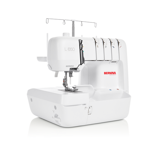 BERNINA Overlocker L 650 in weisser Frontansicht, mit Fadenstaender, Greiferabdeckung und markanten Bedienelementen fuer praezises Versaeubern image number