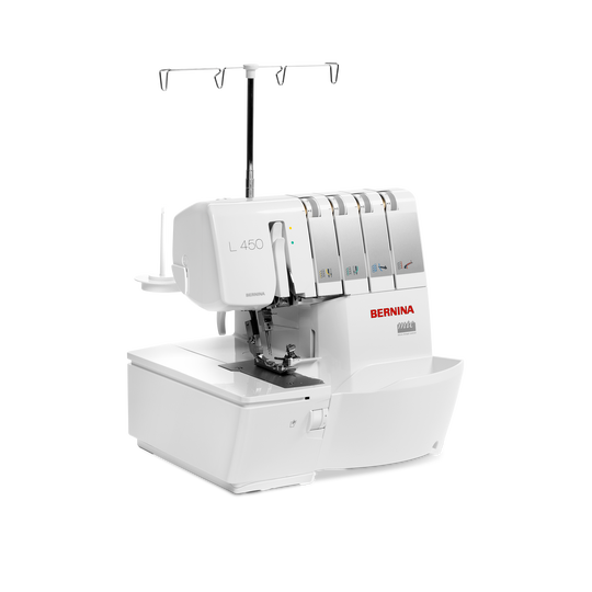 BERNINA L 450 Overlocker in weisser Ausf&uuml;hrung, frontal schr&auml;g gezeigt, mit Mehrfach-Fadenst&auml;nder und farbcodierter Fadenf&uuml;hrung auf hellem Hintergrund image number