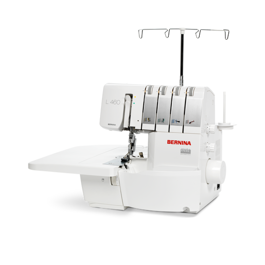 BERNINA L 460 Overlocker mit angebautem Anschiebetisch, vier Fadenf&uuml;hrungen und beleuchtetem N&auml;hbereich, seitlich von rechts schr&auml;g aufgenommen image number