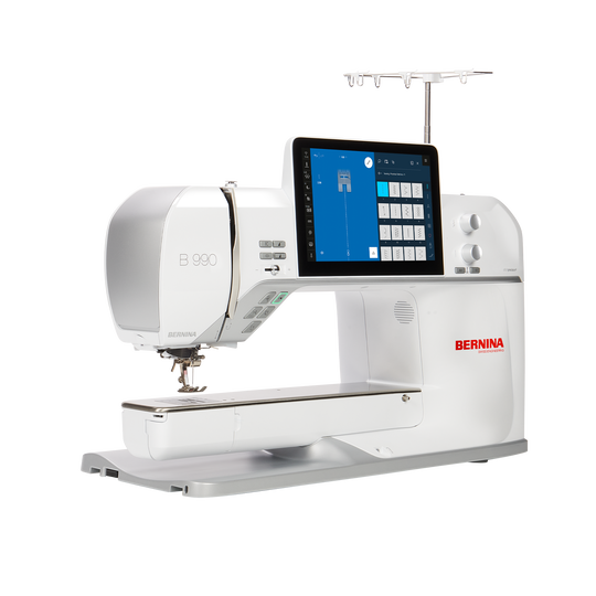 BERNINA 990 N&auml;hmaschine in weiss mit grossem Farbtouchscreen, langem Freiarm und Stickmodul-Anschluss, seitlich rotes BERNINA Logo sichtbar. image number