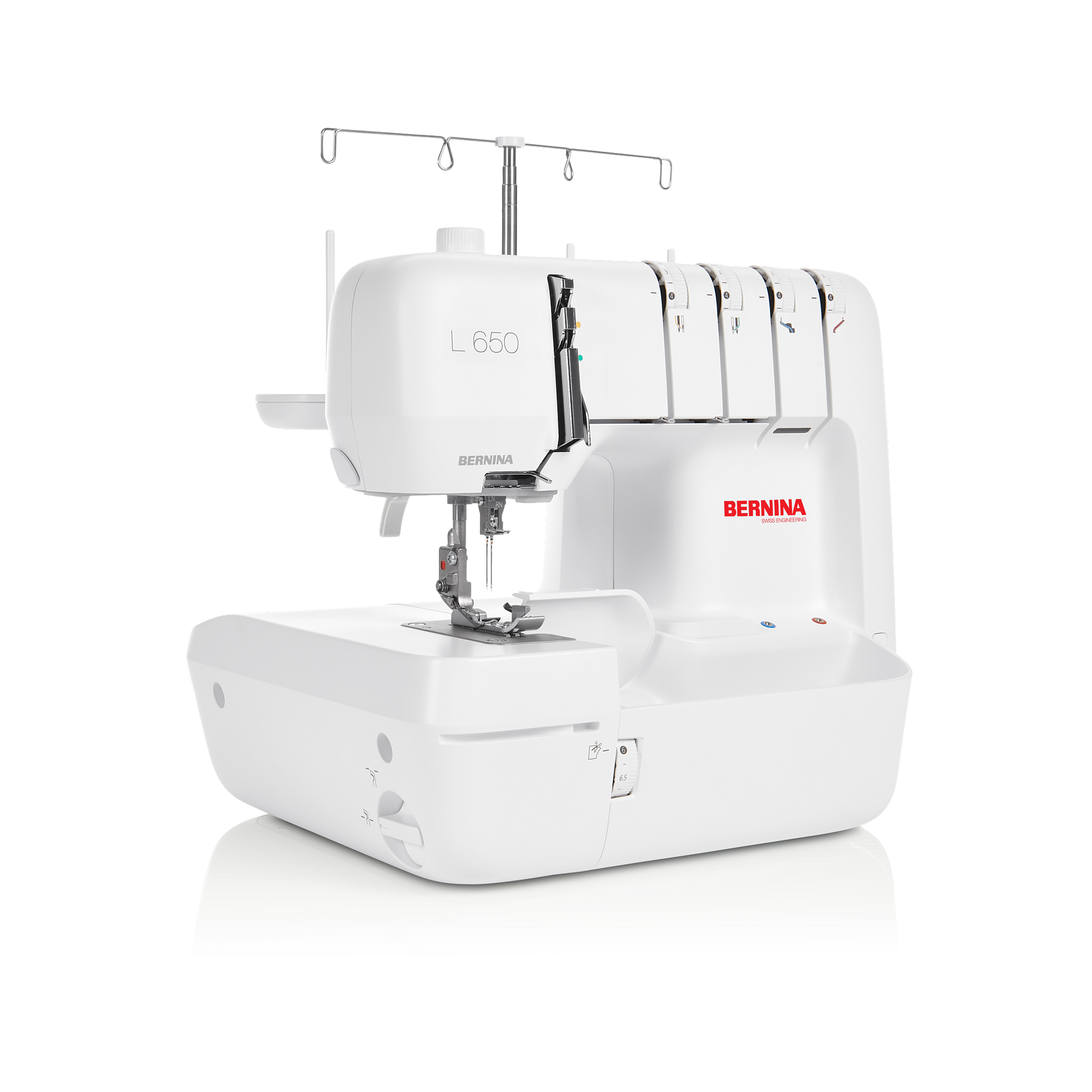 BERNINA Overlocker L 650 in weisser Frontansicht, mit Fadenstaender, Greiferabdeckung und markanten Bedienelementen fuer praezises Versaeubern